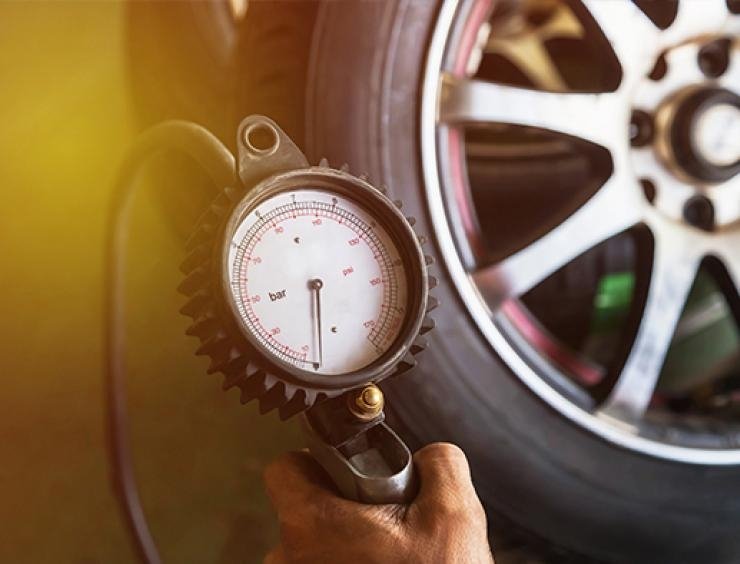 trabalhar a pressão de um pneu com um manómetro