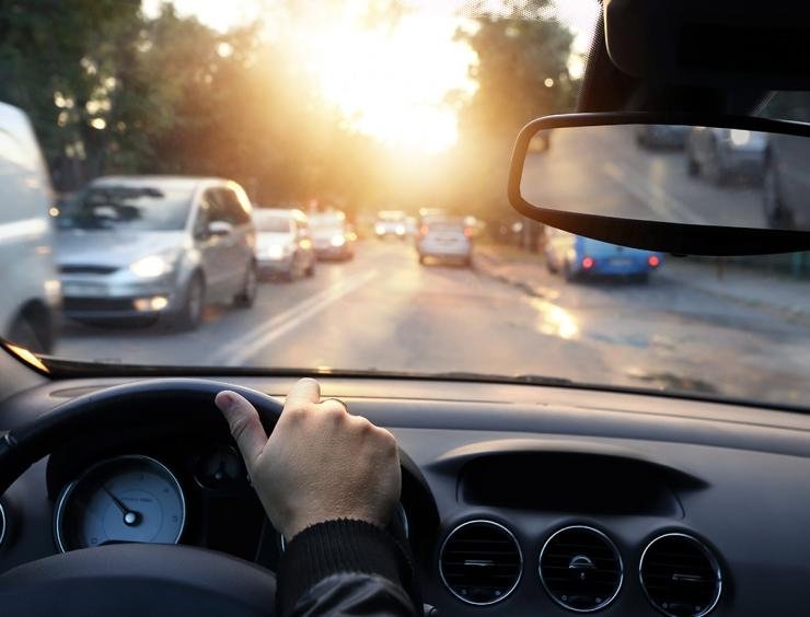  uma pessoa que conduz um carro numa rua da cidade