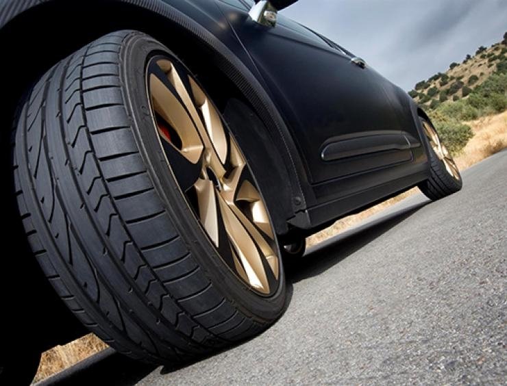 um pneu de perto num carro