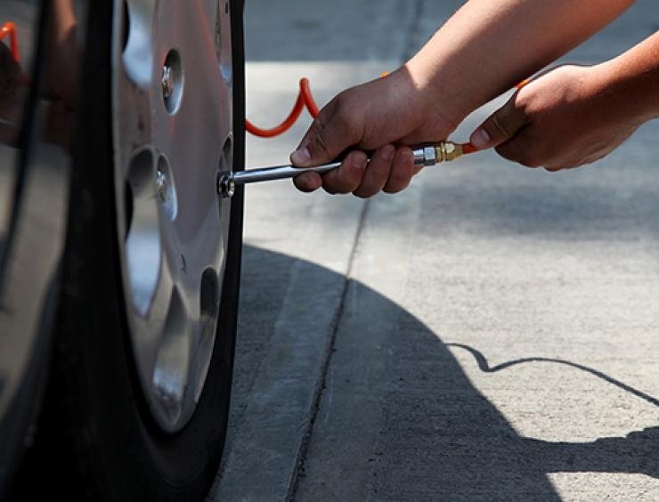 É recomendável encher os pneus com azoto?